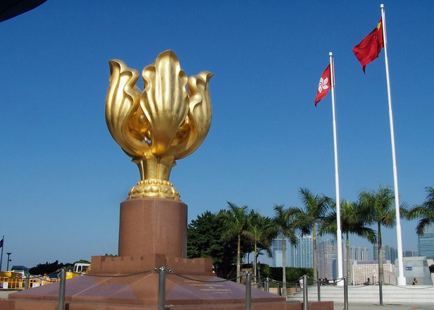  p>金紫荆广场(golden bauhinia square)位于香港会展中心的新冀海旁