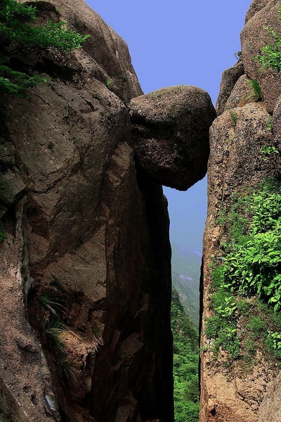  p data-id="gnwu2ahwcx">黄山一线天在 a target="_blank" href="