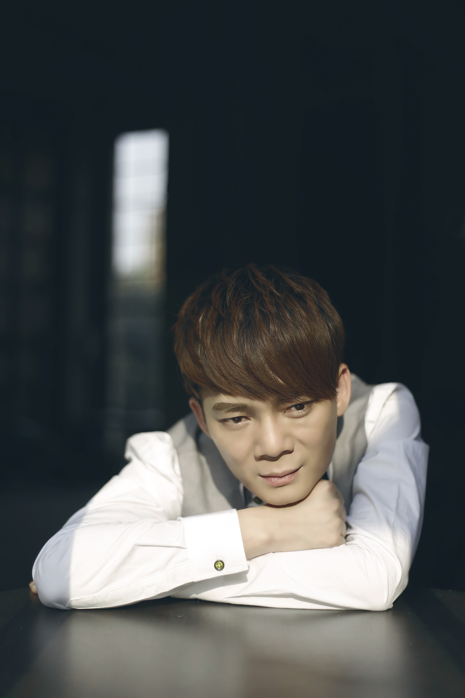 ">男人的剧本 /a>》是 a target="_blank" href="/item/六哲/5532060"