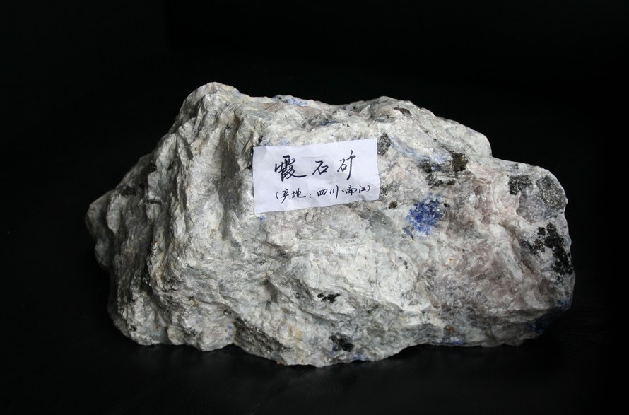  p>霞石是一种含有铝和钠的 a href="#" data-lemmaid="1529277">硅酸