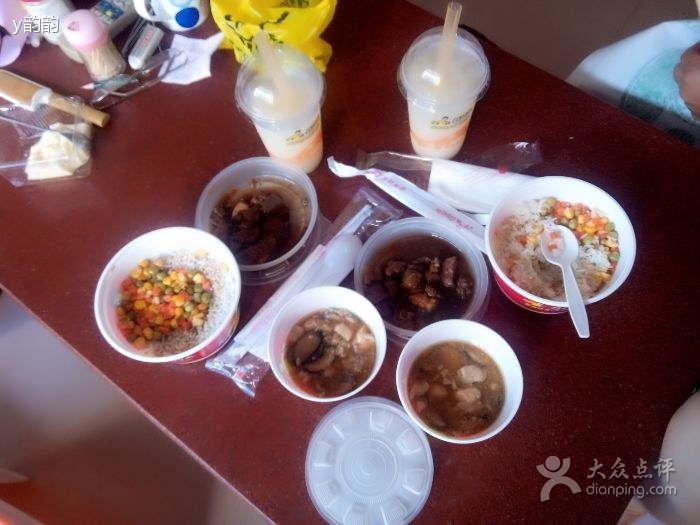 的中式快餐连锁店,位于深圳市宝安区石岩街道办石岩大道佳华商场首层