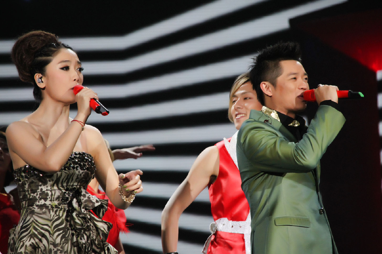  p>凤凰传奇(phoenix legend),中国内地流行乐演唱组合,成立于1998年