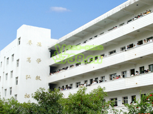  p>娄底四中创建于1990年,坐落在娄底市长青西街,甘桂路,乐坪西街交汇