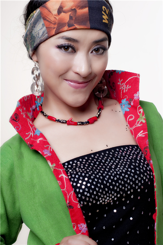  /p> p>又名禾麻迪娜是一个来自八百多人口的苗族(彝苗人)姑娘, a