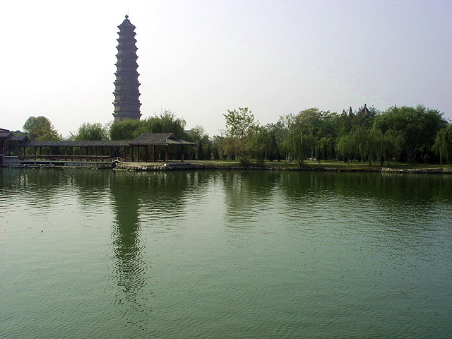 铁塔公园位于河南省<a target="