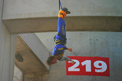  p>蹦极( b> i>bungee jumping /i> /b>),也叫机索跳,白话叫 a target