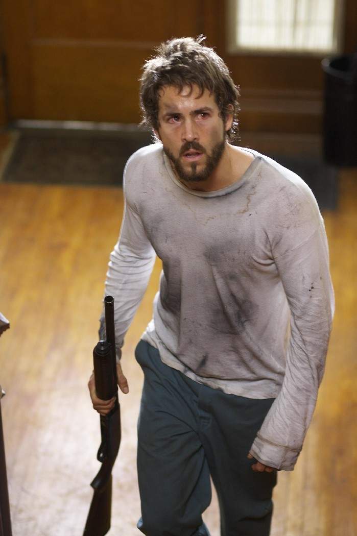 《鬼哭神嚎》是米高梅公司于2005年4月15日推出的一部恐怖电影,由