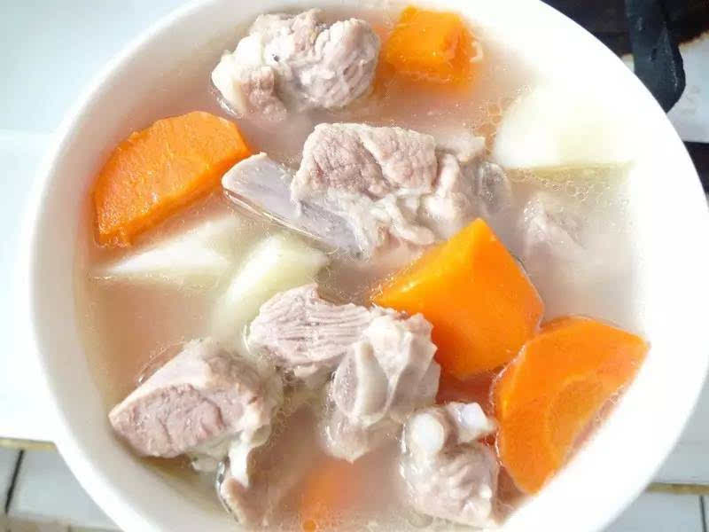 红萝卜排骨汤是一款家常类汤品,制作原料主要有猪仔薯,红萝卜,排骨等