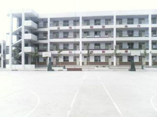 ">新乡 /a>市第四中学创建于1943年,前身是"三育中学"和"河朔中学"