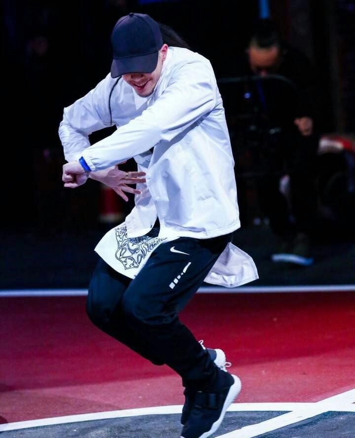  p>何展成,全名janathan ha,kinjaz成员.