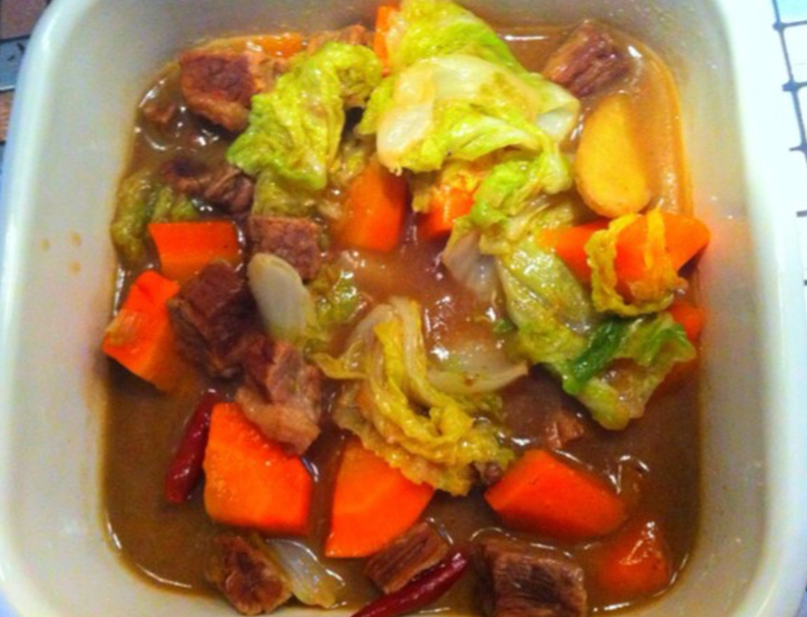  p>大白菜炖牛肉,是用红萝卜,大白菜,牛肉制作的美食. /p>