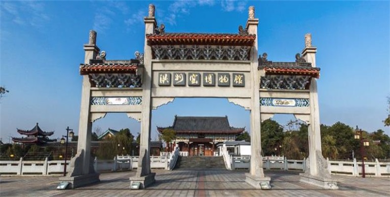  p>丰城市博物馆位于宜春市丰城市新城区丰水湖文化公园,创建于1984年