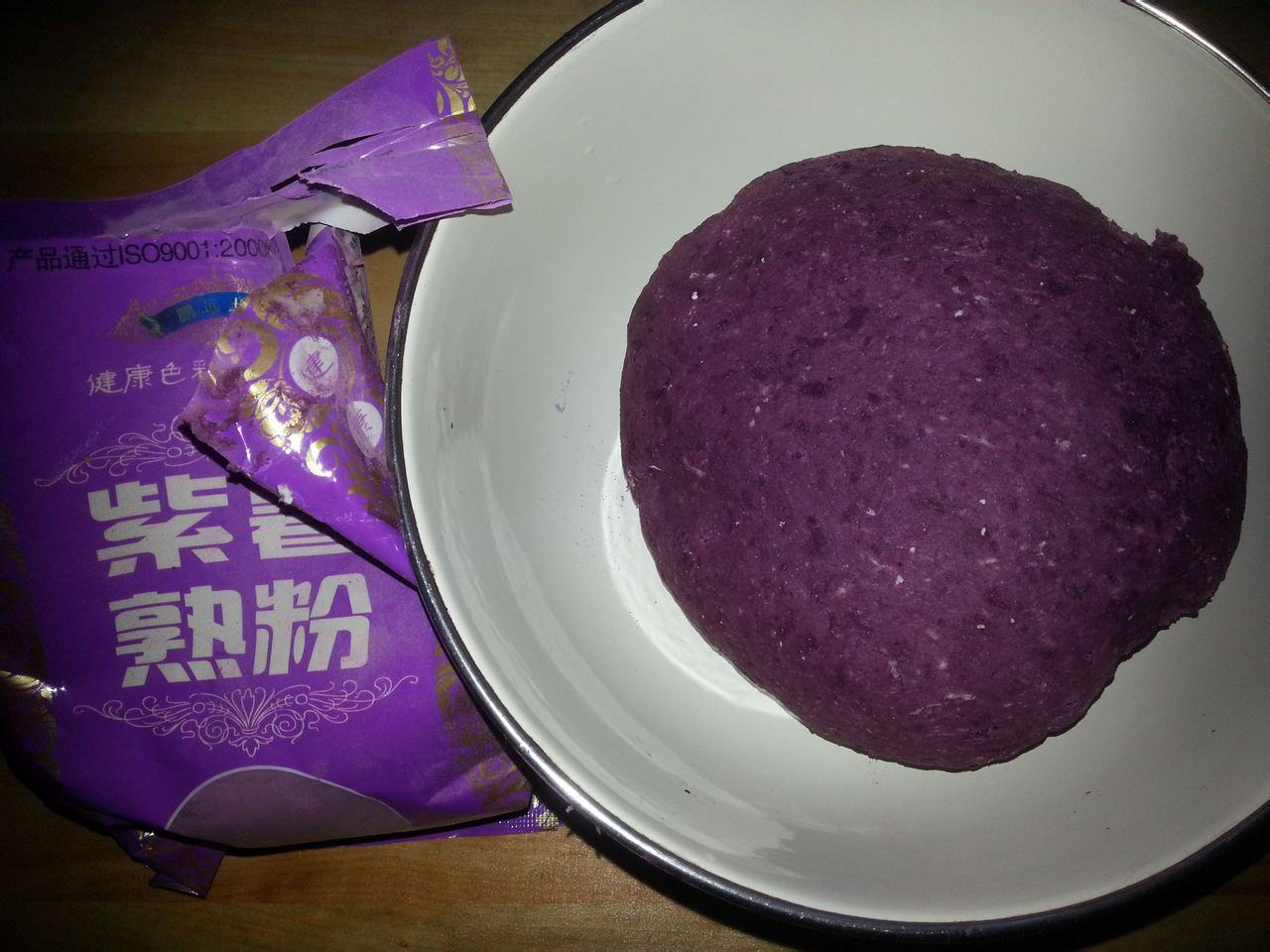  p>紫薯粉汤面包是以紫薯面,白面为主料的食品. /p>