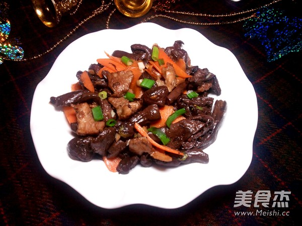  p>红蘑炒土豆片是以土豆 ,胡萝卜等为主料做成的一道家常菜,工艺是炒