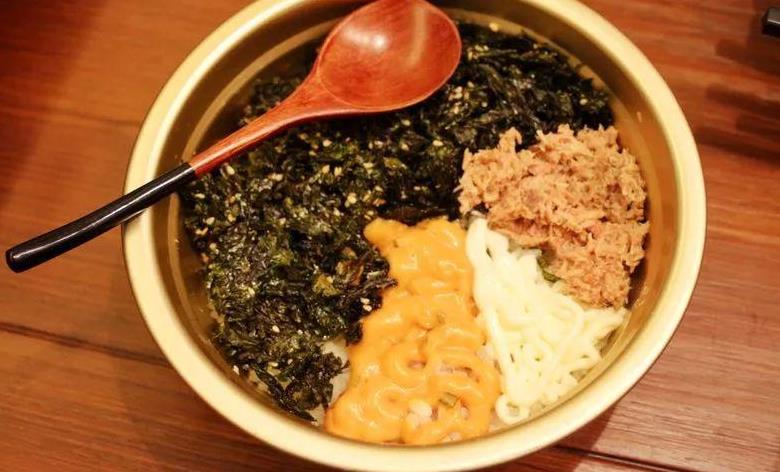  p>金枪鱼拌饭是一道主食,主料为金枪鱼,米饭. /p>