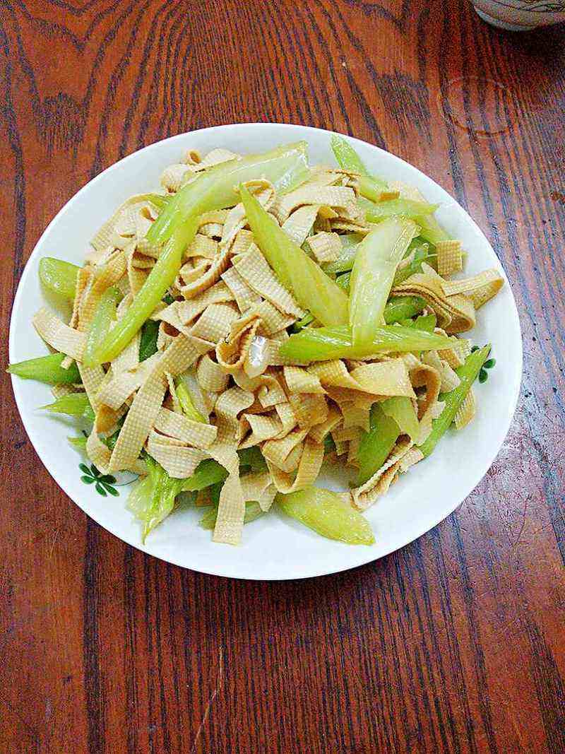 data-id="go05obiiml">豆皮炒芹菜是一道美味佳肴,主料是芹菜和干豆腐
