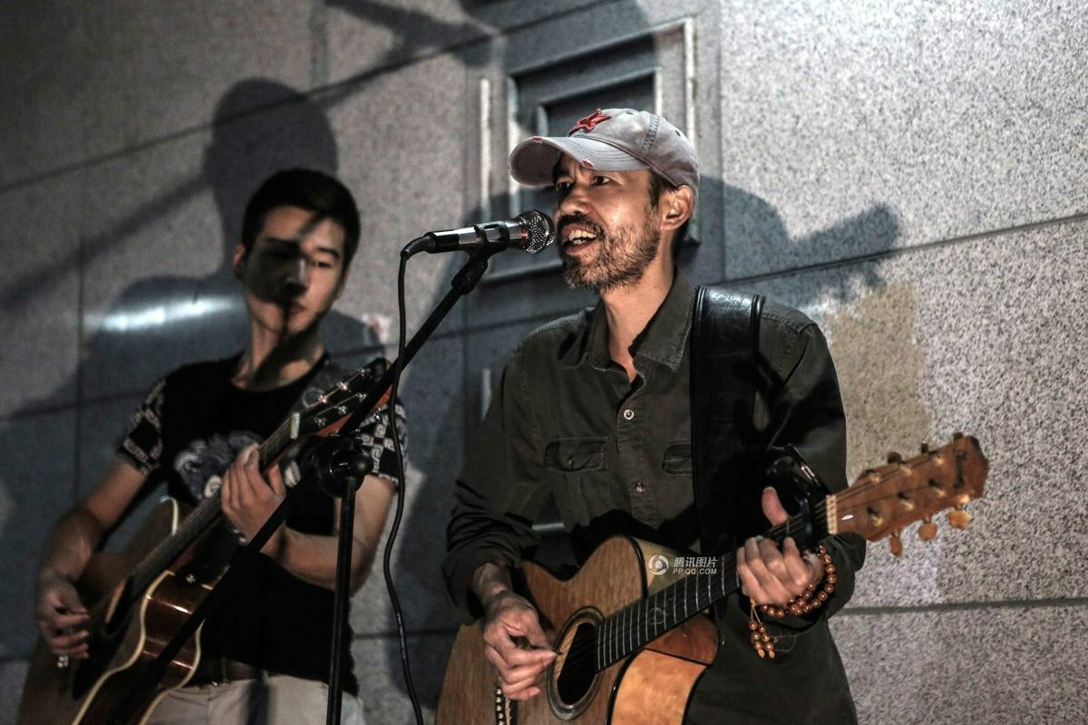  p>在武汉的一些地下通道,会传来悠扬的琴声和歌声.