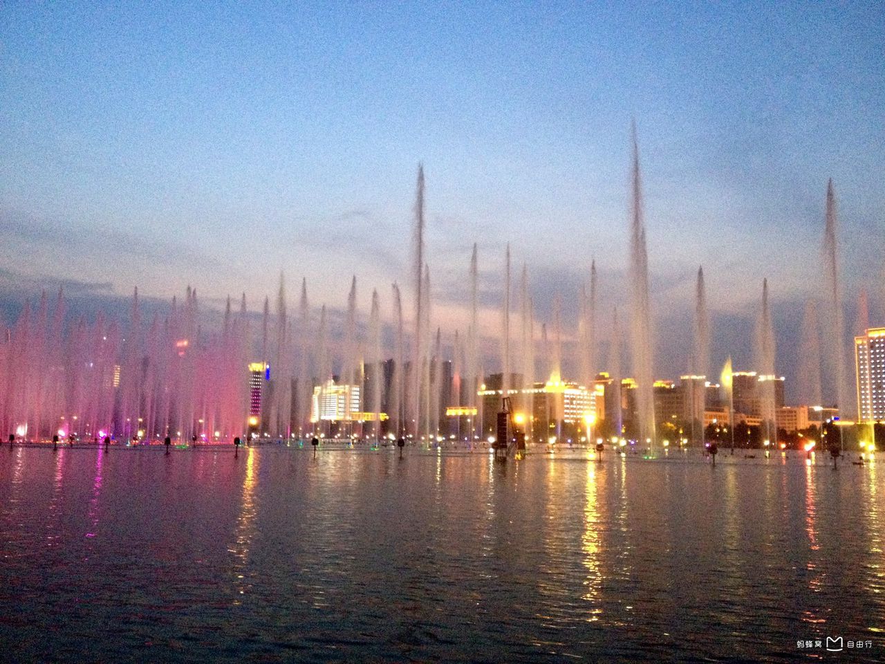  p>洛阳音乐喷泉是亚洲最大的综合型音乐喷泉,"亚洲第一大音乐喷泉"