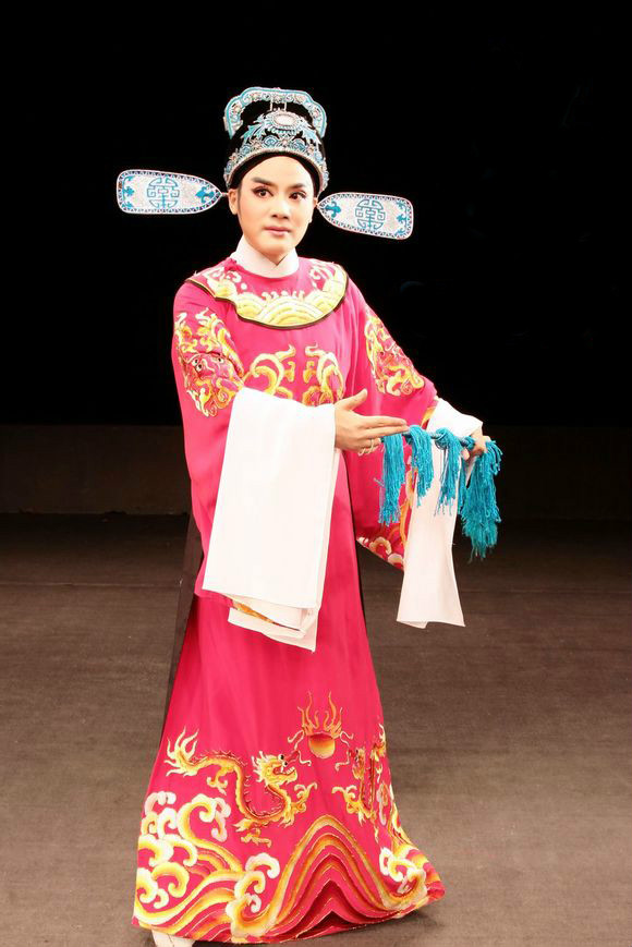 王一敏,原 a target="_blank" href="/item/福建省芳华越剧团/9913630