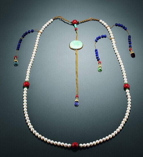 朝臣,凡文官五品,武官四品以上的,本人及妻室或儿女和 a href="#"