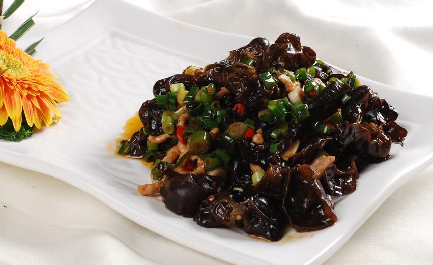  p>素炒黑木耳是一道菜品,属于家常美食.