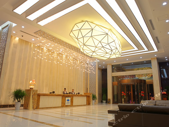 位于济南市天桥区历黄路北段,是按国际四星级酒店标准投资兴建,集客房