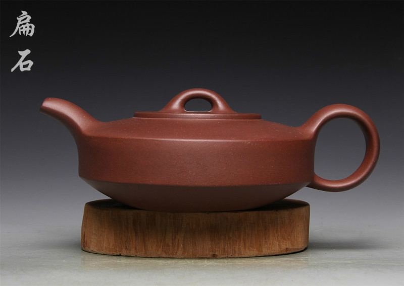  p>陈亚,青年陶艺家,著名紫砂艺人. /p>