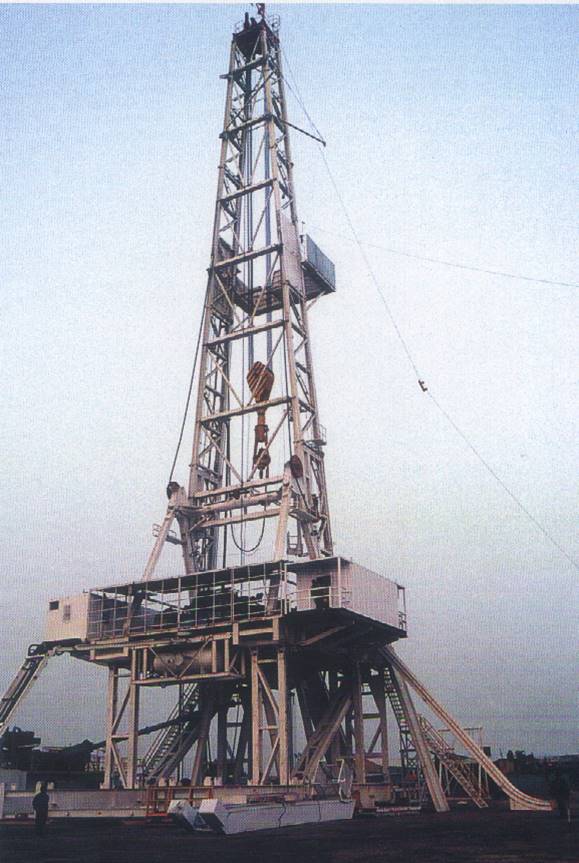  p>井架是在钻井或修井过程中,用于安放天车,悬挂游车,大钩,吊环,吊卡