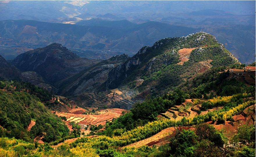 z33">华宁山脉,起 a target="_blank" href="/item/云贵高原/206171"