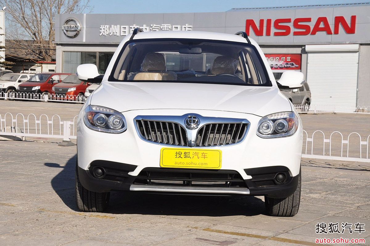  p>中华v5是中华汽车推出的首款suv车型,车头线条圆润,前保险杠非常