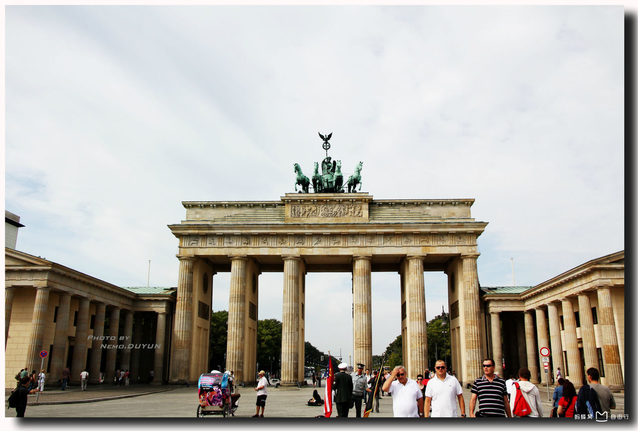  p>勃兰登堡门(德语:brandenburger tor;英语:brandenburg gate),位于