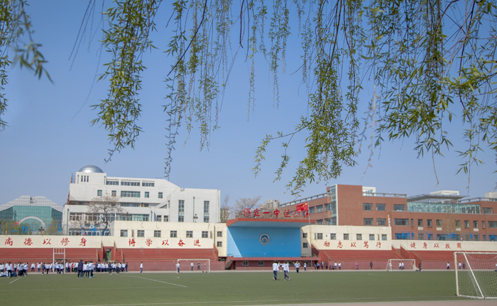  p>保定一中创建于1906年,1954年被确定为全国重点中学,1978年,被命名