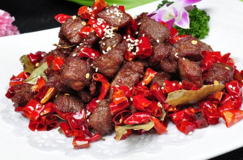  p>爆香牛肉丁是一道菜品,主料是熟牛肉,香菜,辅料是大葱,干辣椒. /p>