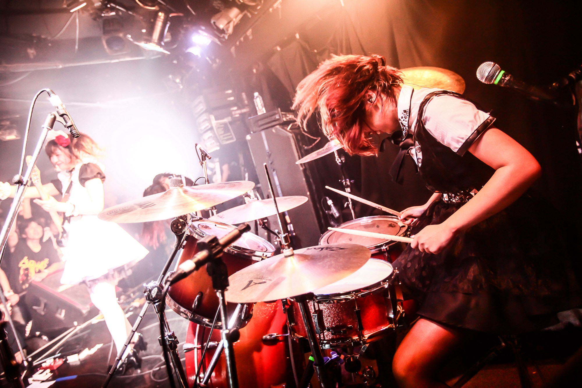 女仆世界观满载的5人女子 a target="_blank" href="/item/摇滚乐队">