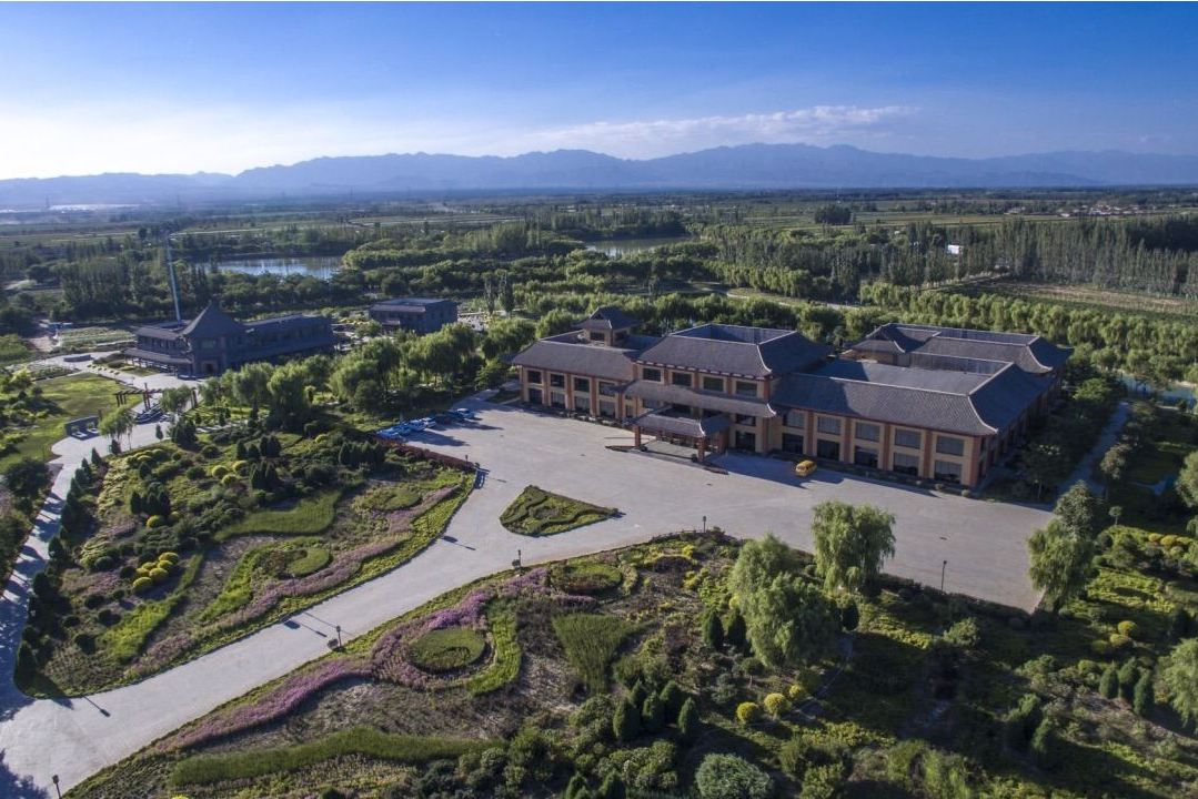  p>西夏王玉泉国际酒庄位于银川市永宁县玉泉营葡萄小镇葡萄博览路东.