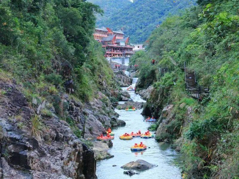  /p> p>红峡谷内有五大嬉水玩乐区,32处漂流high点,水流有缓有急,紧邻