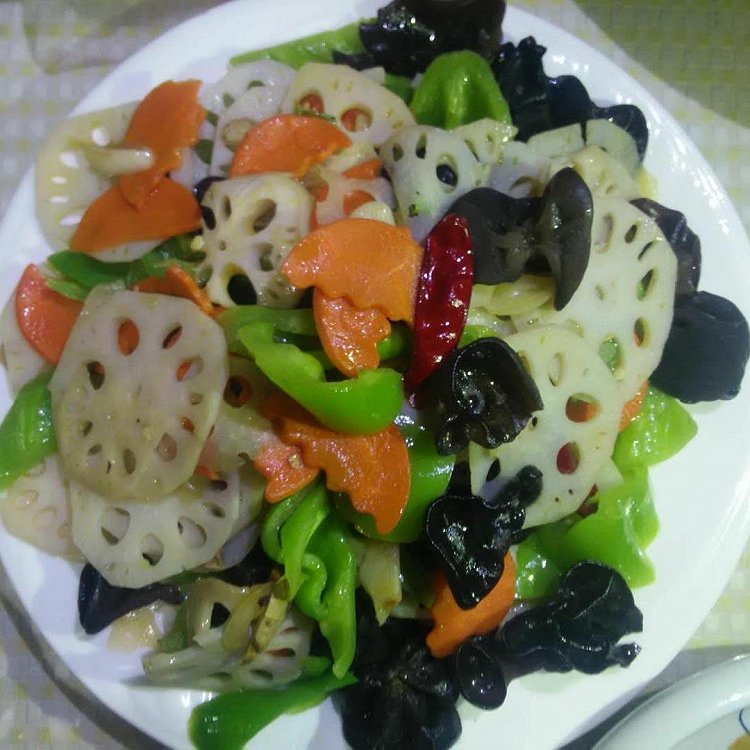  p>木耳炒藕片是一道简单的家常美食,制作原料主要有木耳,藕等,营养