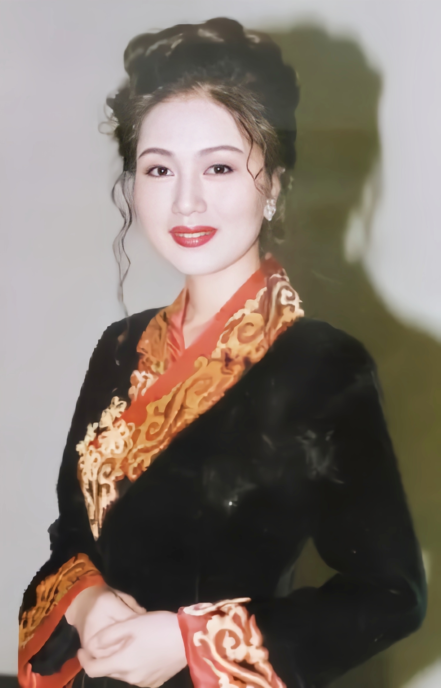 毕业于安徽艺术学院,中国内地女演员,黄梅戏表演艺术家,上海戏剧学院