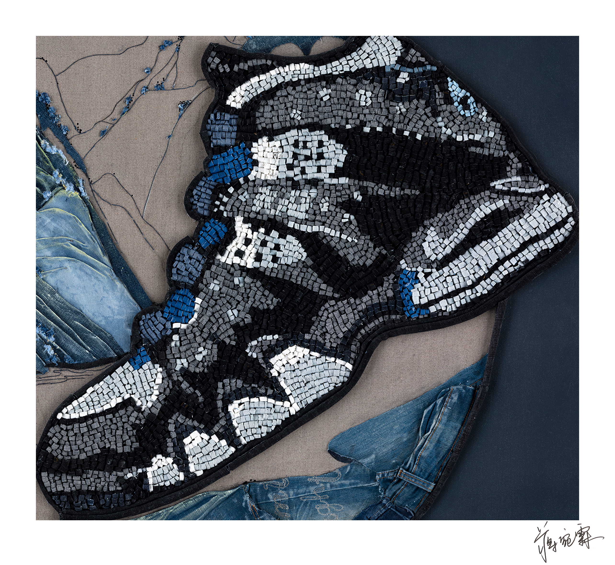 作者使用"牛仔布料"通过拼贴,间接等手法制作的艺术作品.