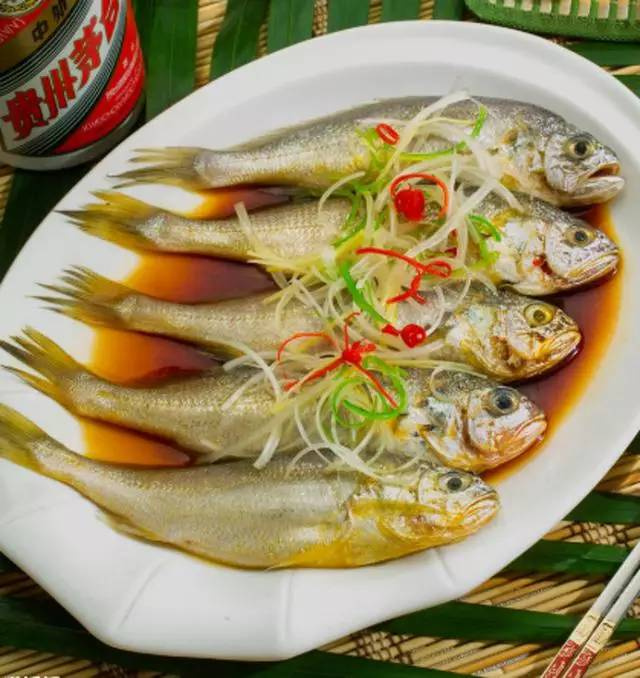  p>油泼小黄花鱼,是一道家常菜,制作原料主要有小黄花鱼,葱片 姜片等.