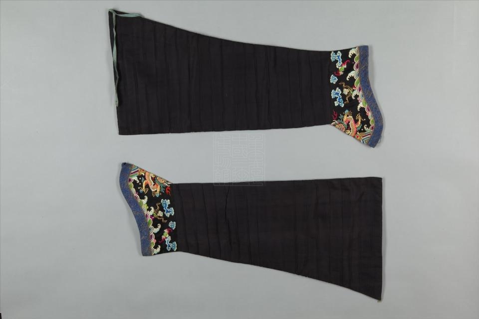 清深蓝绸拼金绣龙纹马蹄袖