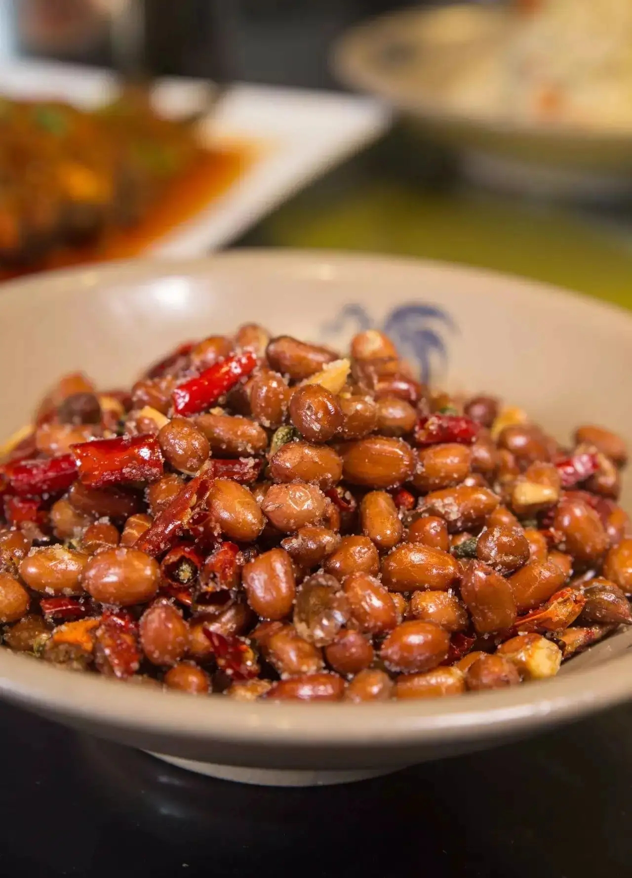  p>"椒香花生瓣"的椒香味道非常丰富,它是由花椒,胡椒,辣椒三椒合一而