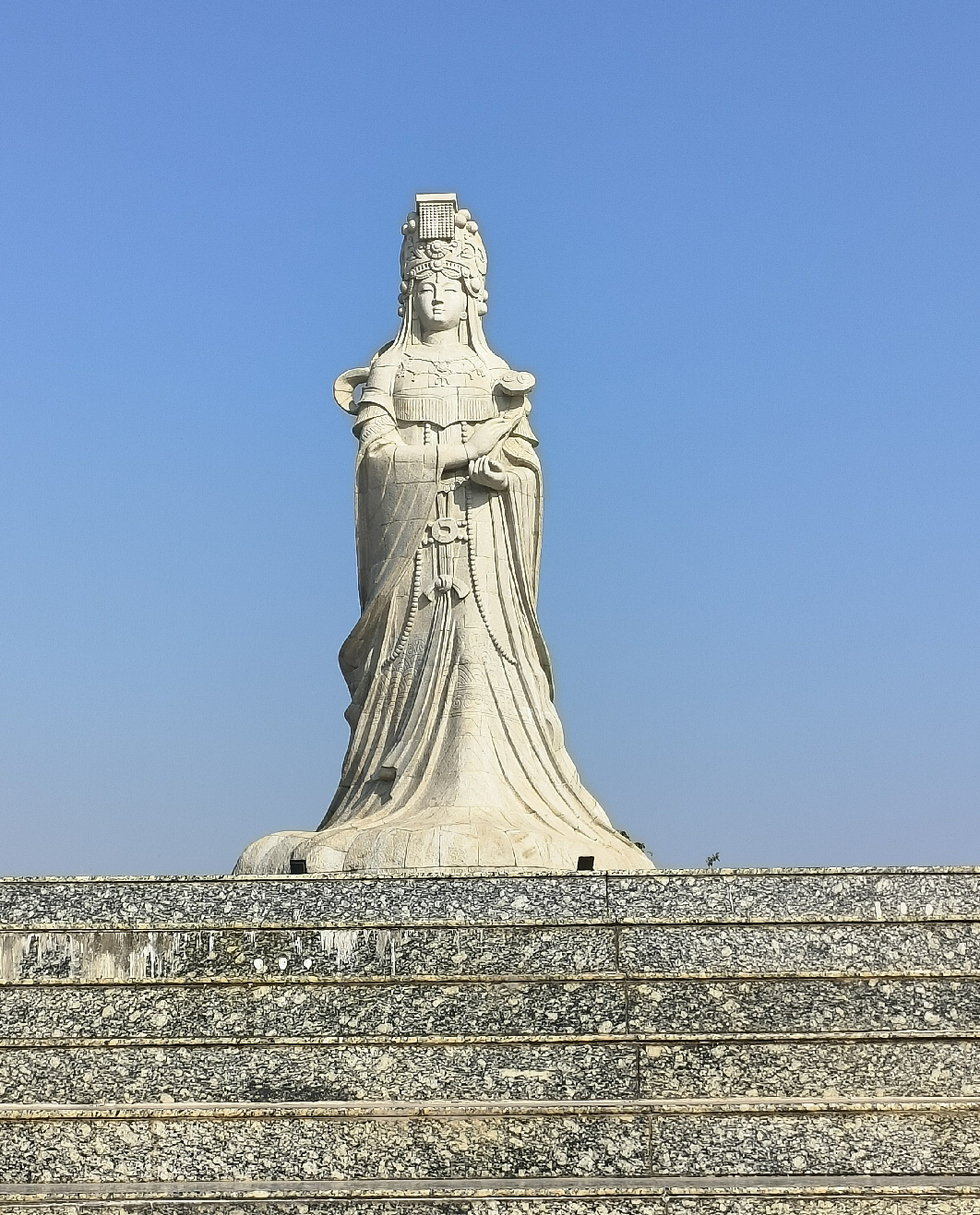  p data-id="go0hij2i8y">凤山妈祖石像建于一九九四年,是中国大陆最