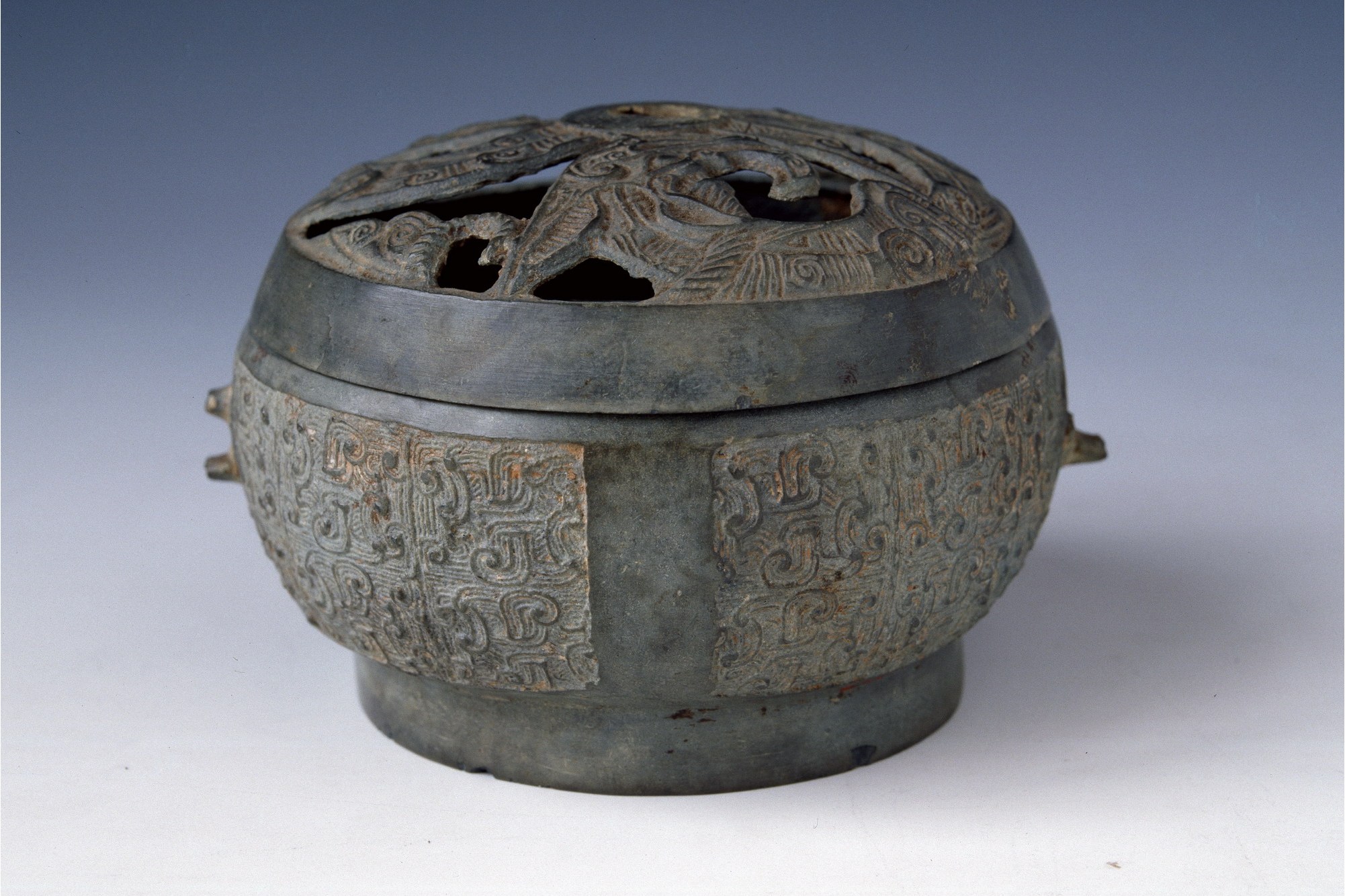  p>战国镂空蟠凤纹铜熏炉是青铜器类文物,现收藏于湖南省博物馆. /p>