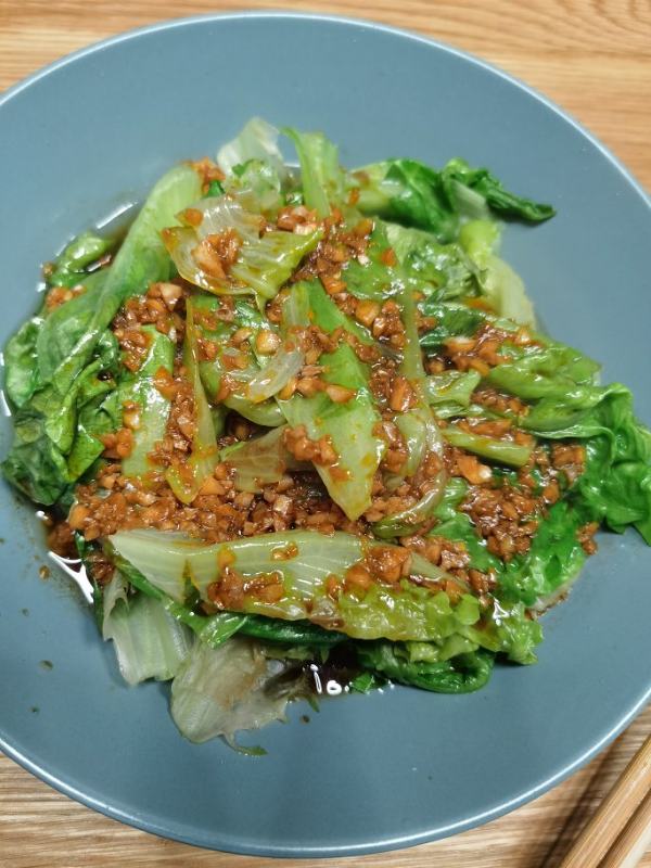  p data-id="gn8utcad4c">姜蒜蓉生菜是一道简单的家常菜,所用材料为