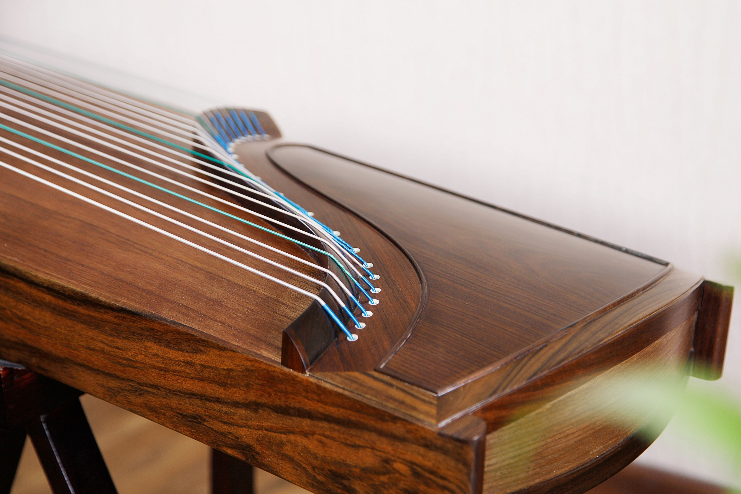  p>古筝又名汉筝,秦筝,瑶筝,鸾筝,是中国汉民族传统乐器中的筝乐器