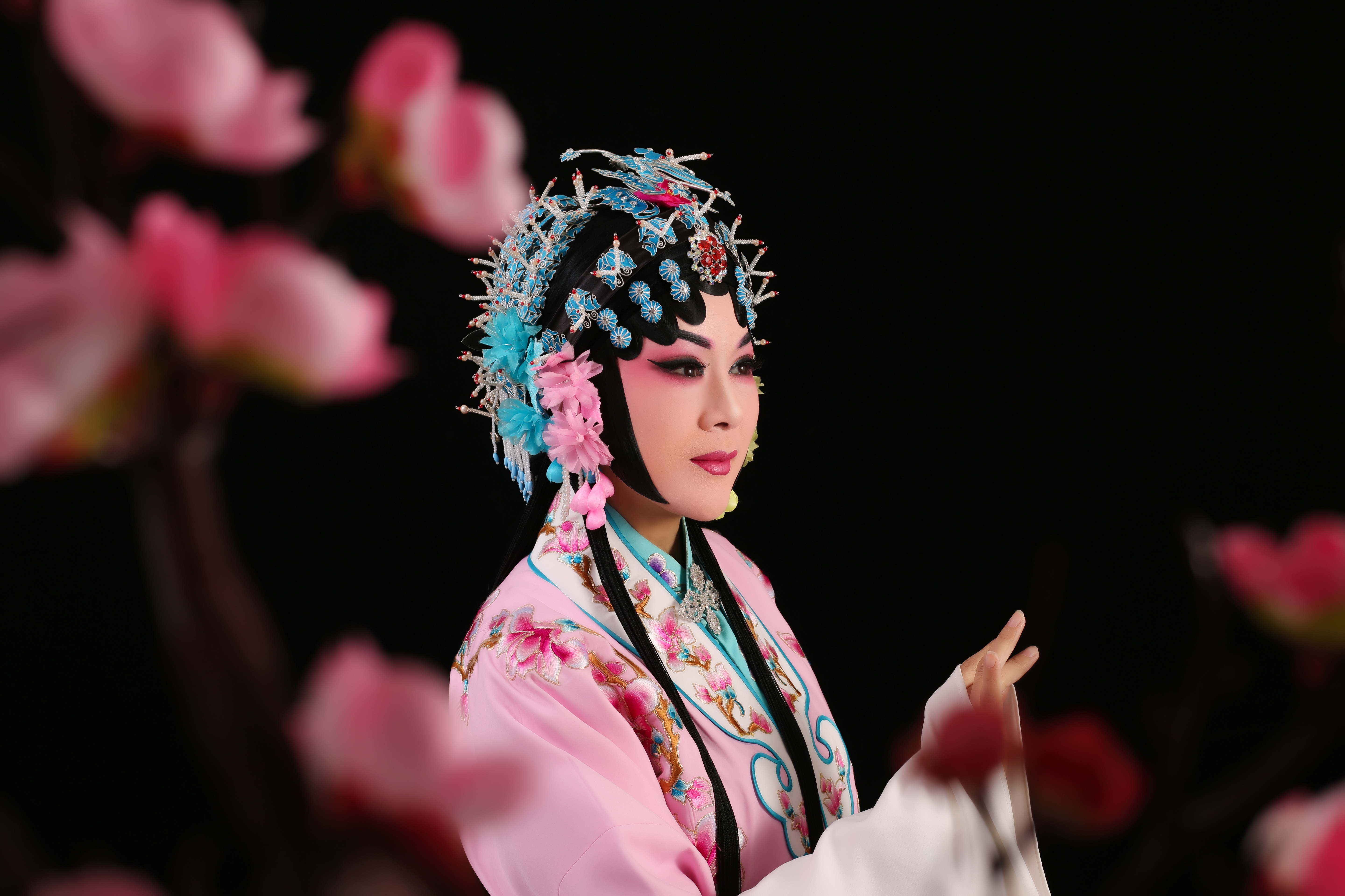 日出生于安徽省宿松县隘口乡,毕业于安徽省艺术学校,中国黄梅戏女演员