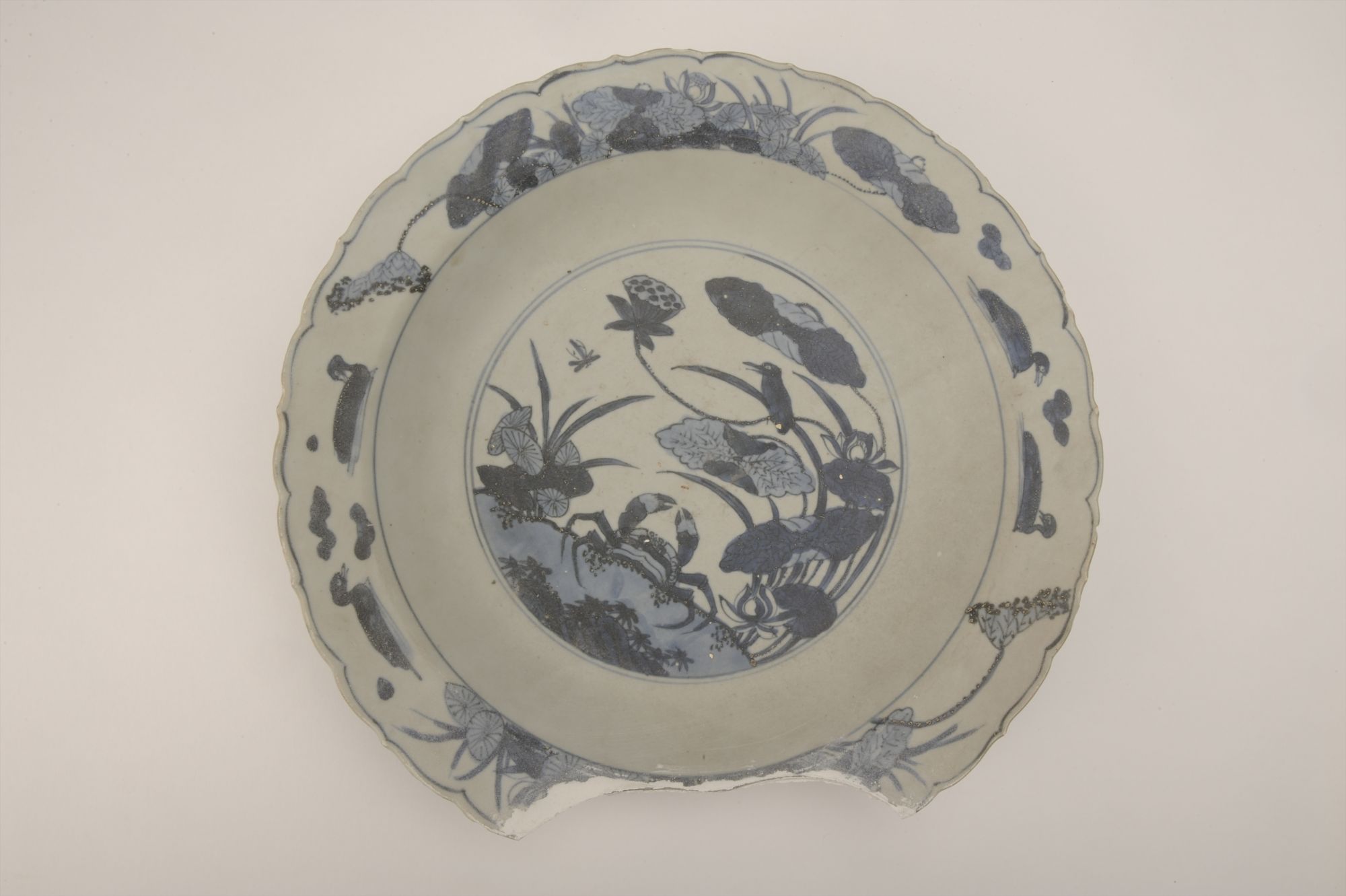 明代青花荷蟹纹菱口瓷盘