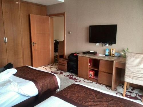 位于济南市天桥区历黄路北段,是按国际四星级酒店标准投资兴建,集客房