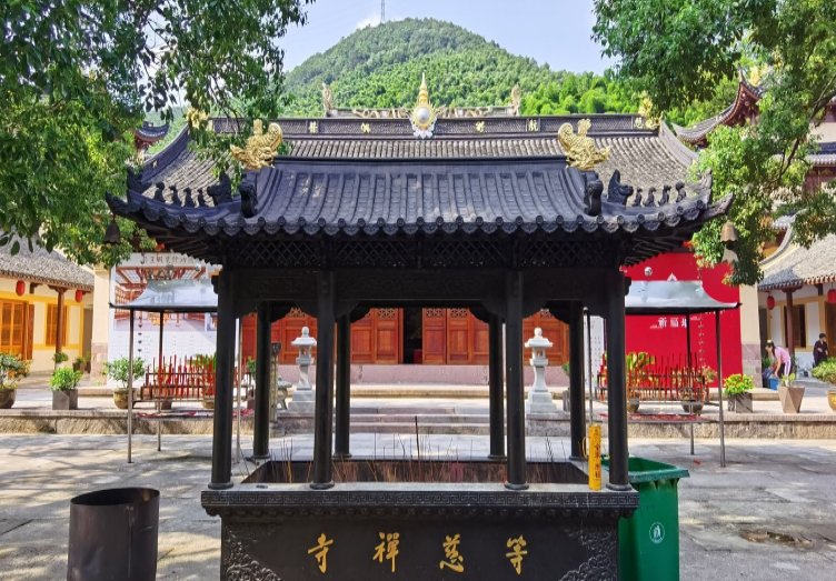  p data-id="gnfburwraq">等慈禅寺位于象山县丹城镇北门外山麓,因与